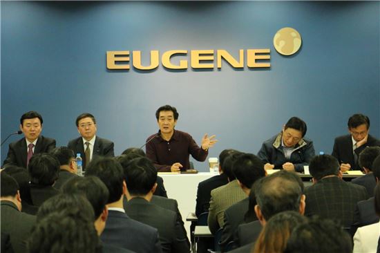 유경선 유진그룹 회장(가운데)이 임직원과 대화를 나누고 있다.