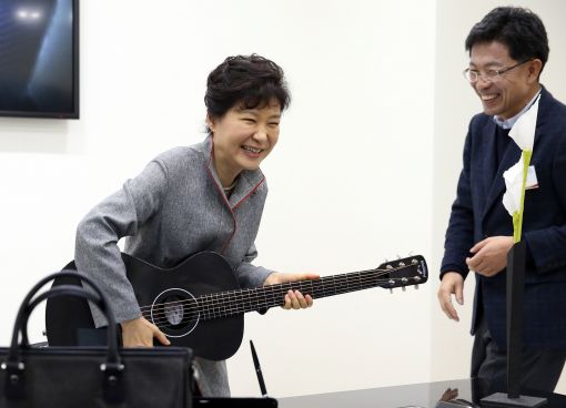 박근혜 대통령이 전북창조경제혁신센터 출범식에 참석해 탄소섬유 소재로 만든 기타를 연주하고 있다./연합뉴스