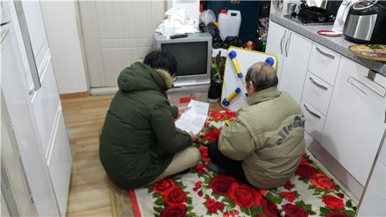 구의2동 김씨 집에서 복지상담사 상담을 받고 있는 모습 