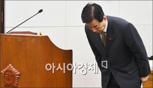 [포토]고개숙인 한민구 국방장관