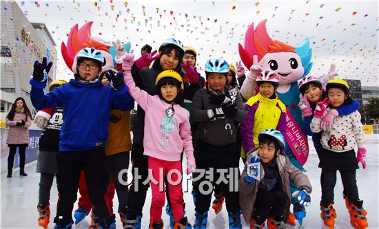 광주U대회 열기 띄운다…빙등·퍼레이드 ‘이색’