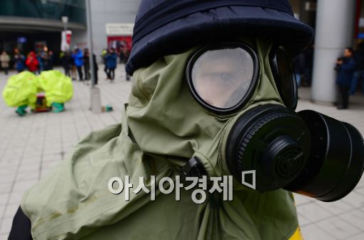 [포토]방독면 쓰고 현장을 지키는 타격대원 