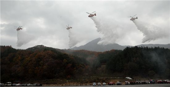 산불 끄기 편대비행훈련을 하고 있는 산림헬기들 / 해당 기사와는 무관