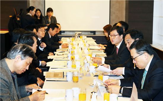 산업통상자원부는 30일 서울 팔래스호텔에서 산업 경쟁력 강화를 위한 통상정책 방향을 점검하기 위한 경제통상연구모임을 발족했다.