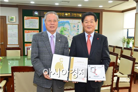 박우정 고창군수(오른쪽)는  30일 군수실에서 대한적십자사 전라북도지사(회장 김광호)에 2015년도 적십자 특별회비를 전달했다.
