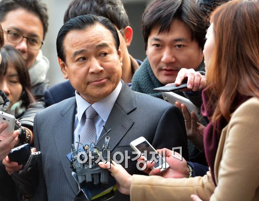 이완구 총리 후보자가 30일 서울 통의동 금융감독원 연수원 집무실로 출근하면서 기자들의 질문을 받고 있다. 