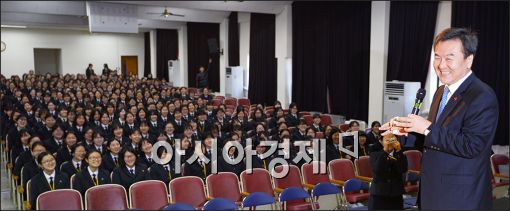 [포토]신제윤 위원장, 여고생앞에서 금융특강