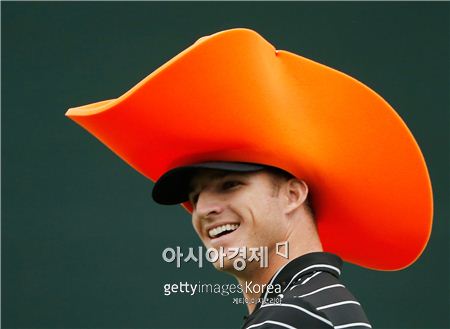 [골프포토] 호프만 "내 모자 어때?"