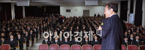 [포토]서울여상 찾아간 신제윤 금융위원장