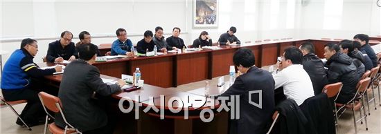 광양시는 지난 29일 중마동사무소에서 최근 관내 공동주택 온수에서 녹물이 발생함에 따라 市 관련부서, 주택관리사 협회, 보일러 제작사 관계자 등이 참석한 가운데 대책회의를 가졌다.

