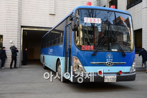 [포토]서울서부지법으로 들어가는 조현아 호송 버스 