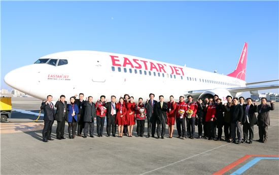 이스타항공 임직원 및 승무원들이 30일 오후 김포국제공항에서 14번째 항공기 도입을 축하하고 있다.