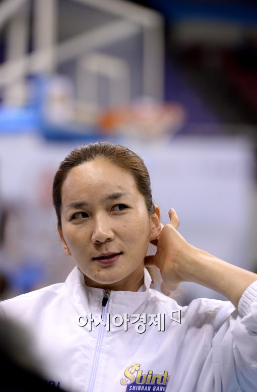 [포토]취재진과 인터뷰 하는 신한은행 신정자