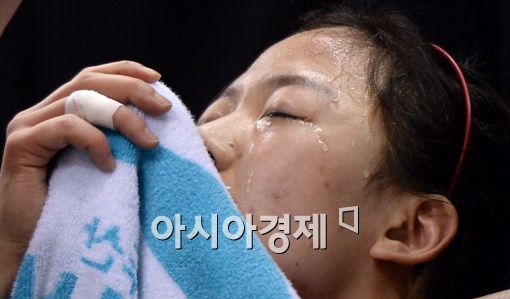 [포토]안면 부위 부상입은 신한은행 김규희