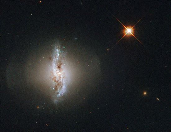 ▲수직 형태의 극지 고리를 가진 Arp 230 은하.[사진제공=NASA]