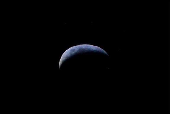▲지구 대기권의 굴절 영향으로 달이 푸르게 보인다.[사진제공=NASA/테리 버츠]  