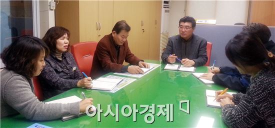 최명수 시민소통실장이 소통실 직원들과 활성화 방안과 관련한 회의를 하고 있다.