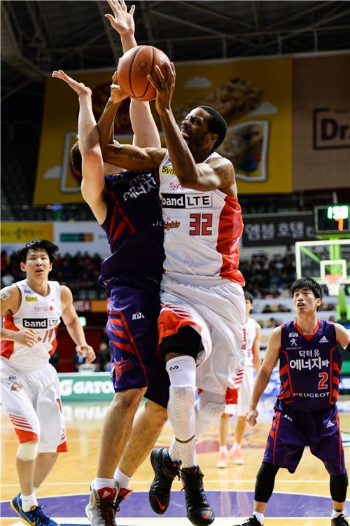 프로농구 서울 SK 외국인선수 애런 헤인즈(오른쪽)[사진 제공=한국농구연맹(KBL)]