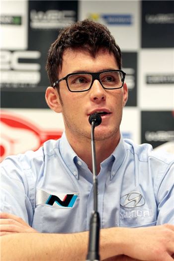 현대쉘 월드랠리팀의 1호차 메인 드라이버 티에리 누빌. 벨기에 출신으로 2009년 카탈루냐랠리를 시작으로 WRC 출전을 시작해 각종 대회에서 상위권에 오르며 명성을 알린다.