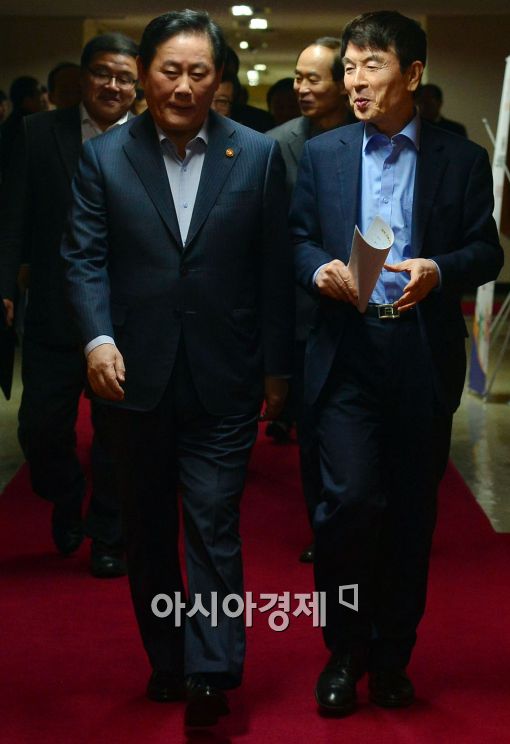 [포토]나란히 입장하는 최경환 경제부총리-현정책 정책조정수석 