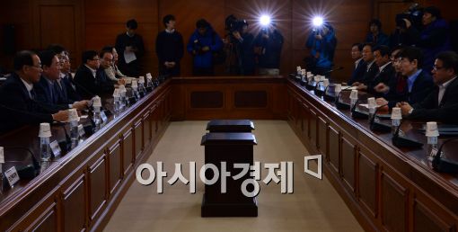 [포토]마주 앉은 국무위원과 청와대 수석 