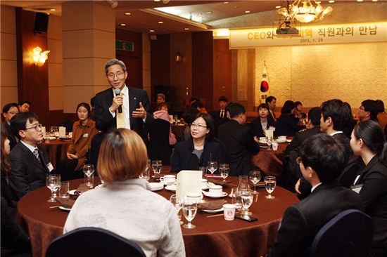 윤종규 KB금융그룹 회장 겸 국민은행장이 대구지역 직원들과 만남을 갖고 이야기를 나누고 있다.