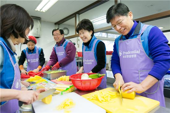 손병옥 푸르덴셜생명 사장(오른쪽 두번째)과 임원들이 서울 강서구 가양7종합사회복지관을 찾아 탈북 주민과 60세 이상 저소득 노인들을 위한 도시락과 식사를 준비하고 있다.