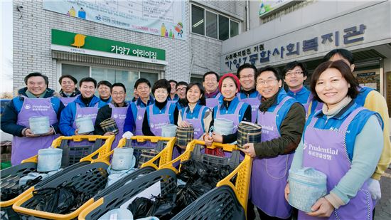 푸르덴셜생명, 저소득가구 도시락 배달 등 봉사활동