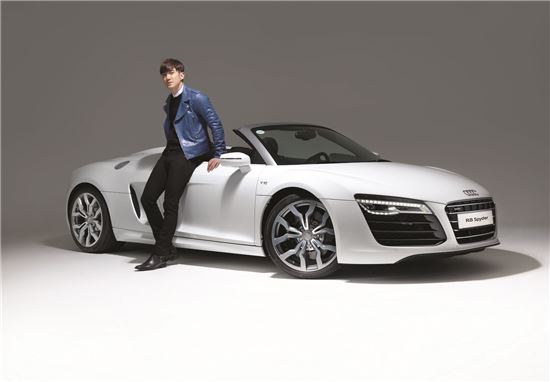 아우디 코리아 홍보대사로 위촉된 가수 최시원이 제공받은 R8 V10 스파이더 옆에서 포즈를 취하고 있는 모습. 