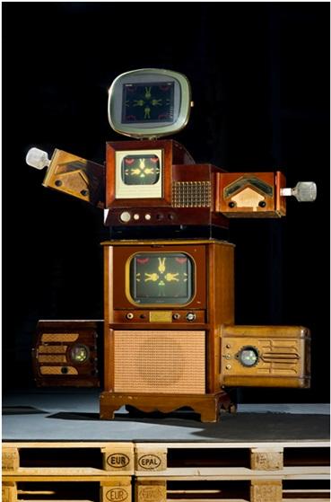 백남준, '찰리 채플린', 2001년, ⓒNam June Paik Estate (사진: 강제욱 ⓒ백남준아트센터)
