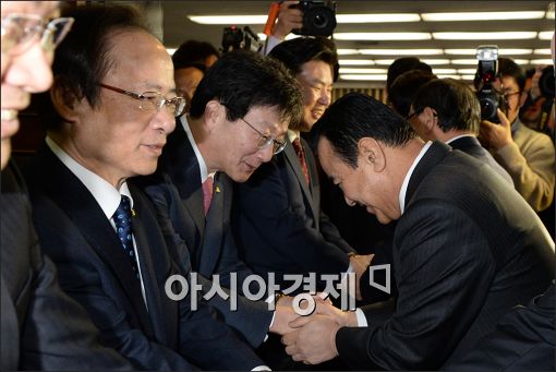 [포토]인사하는 이완구·주호영·유승민