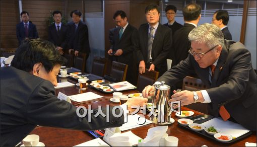 [포토]"주전자 여기에 있습니다"