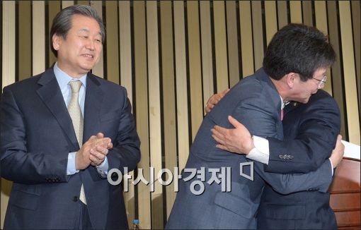 [포토]포옹하는 유승민·이주영