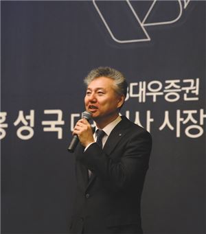 홍성국 KDB대우증권 사장이 기자간담회에서 독보적 PB하우스 구축 계획을 설명하고 있다.