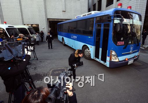 [포토]조현아 전 부사장을 태운 호송차, 서부지법으로 들어서