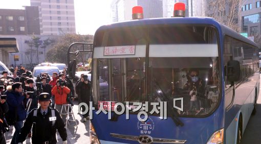 조현아 2차공판에서 조씨를 호송중인 버스가 들어오자 취재진이 몰려들고 있다.
