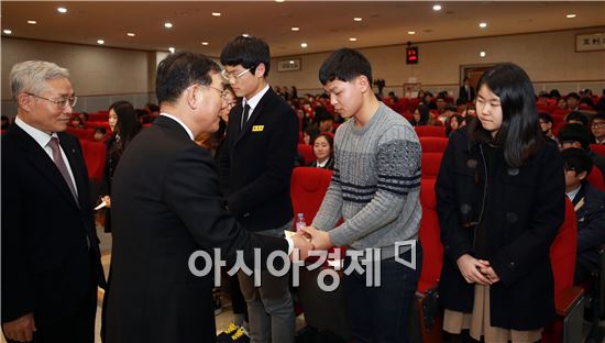 전국 최초로 전남 일반고 1학년 학생들 공동 논문집 펴내