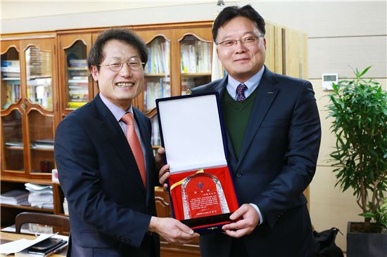 지난 2일 서울시교육청 교육감실에서 조희연 서울특별시교육감(좌)이 롯데리아 한동욱 상무(우)에게 학교 스포츠 클럽 활성화 공로를 인정해 감사패를 수여 하고 있다.
