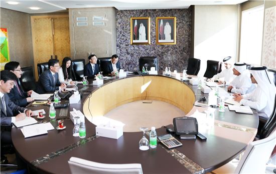 윤상직 산업통상자원부 장관은 2일(현지시간) 카타르 도하 카타르 투자청에서 셰이크 압둘라 빈 모하메드 빈 사우드 알타니 카타르 투자청장과 만나 양국간 투자협력 방안을 논의했다.