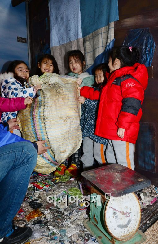 [포토]알조가 홀로 일주일 동안 모은 쓰레기의 무게 