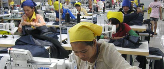 캄보디아 봉제공장에서 일하고 있는 현지 근로자들. 사진은 캄보디아봉제협회의 홈페이지 캡춰.

