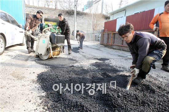 [포토]광주시 북구, 포트홀 긴급 복구 작업