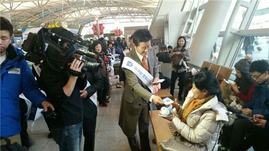 태진아, 항공 불법 고가품 퇴치 위해 '손수' 승객들에 홍보