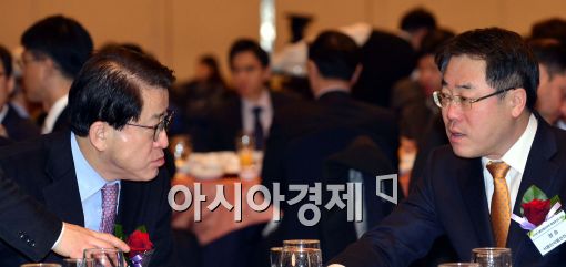 [포토]대화 나누는 정승 식약처장과 이경호 한국제약협회장