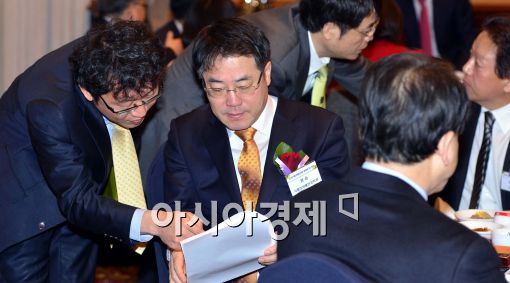 [포토]자료 살펴보는 정승 식약처장