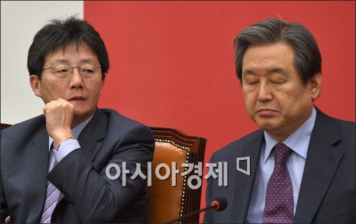 김무성 대표(오른쪽)와 유승민 원내대표가 2월 4일 국회에서 열린 최고중진연석회의에 참석해 무언가를 숙고하고 있다. 