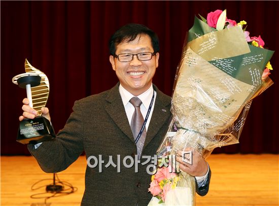 해남군은 3일 2014년 장애인 국가대표 볼링 선수인 민진호씨에게 ‘자랑스러운 해남인’ 상을 수여했다.
