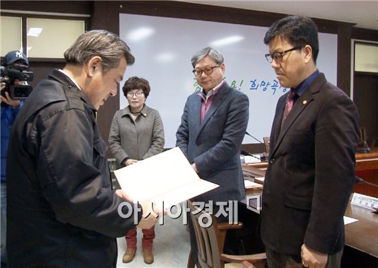 유근기 곡성군수가 효도택시 운영위원에게 위촉장을 전수하고있다.