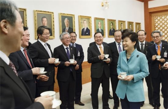 박근혜 대통령이 2월 3일 오후 청와대에서 열린 국무회의에 앞서 최경환 경제부총리(왼쪽 두번째) 등 국무위원들과 차를 마시며 이야기를 나누고 있다. / 사진제공=청와대