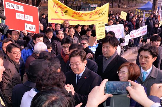 이재명 성남시장이 지지자 등에 둘러싸인 채 서울중앙지검에 출석하고 있다. 